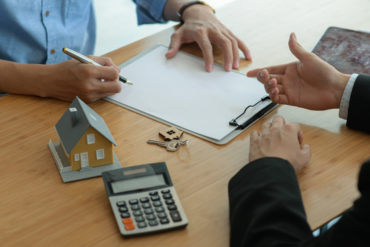 Banks sell mortgage insurance, but independent experts say you shouldn’t buy it insurance agents are introducing customers to sign 2021 08 27 09 17 59 utc
