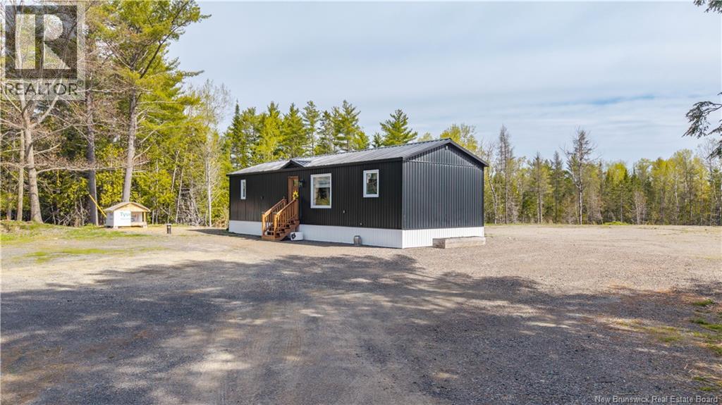 86 Hayman Avenue, St. Stephen, New Brunswick  E3L 5E4 - Photo 3 - NB139627