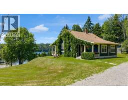 <div class="price">$995,000</div> 242 Fiander Road<br>Saint Andrews, New Brunswick<br><div class='bed_bath'>2 Bed | 2 Bath</div> Living in Saint Andrews New Brunswick Property 30184186 Photo 1